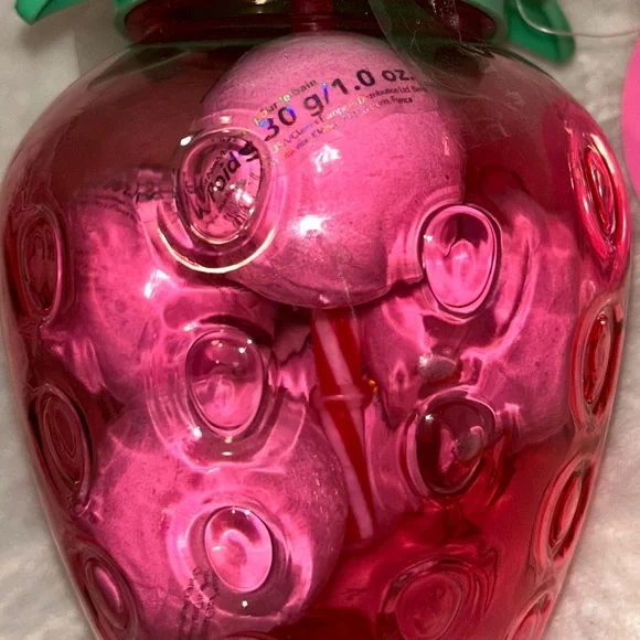 6 Bath Bombs Strawberry scented with Tumbler. Claire’s bath bombs inside Cup NEW - Picture 4 of 4